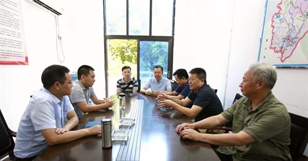 李群主任一行调研扶贫帮乡工作并慰问驻村“第一书记”